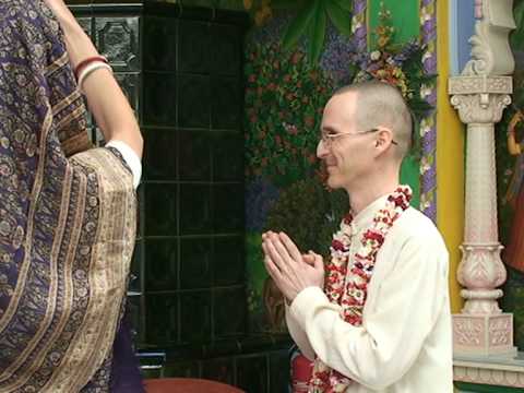 Krisna-völgyi Esküvő, a menyasszony érkezése