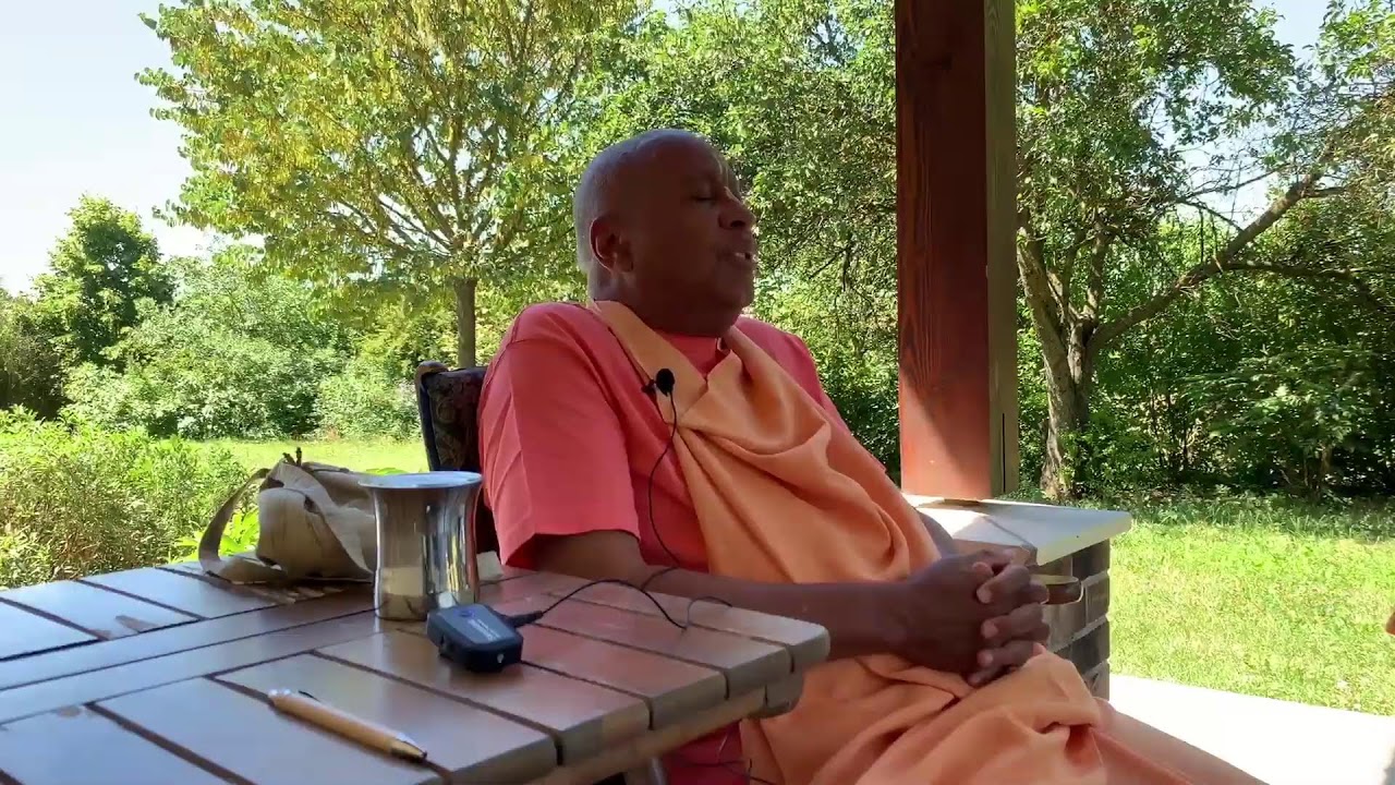 Kérdés-válasz Devāmrita Maharāja-al és a Bhakta programos csapattal