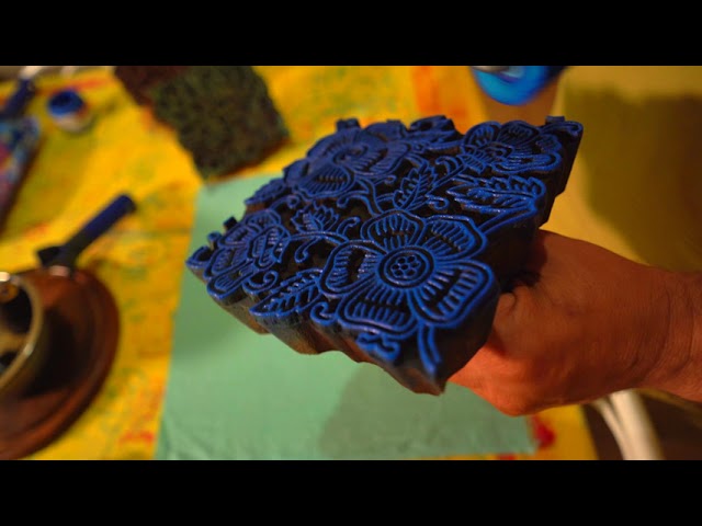 KrisnaNews: Nyomódúcoz mintázás a Sayama Handmade műhelyében