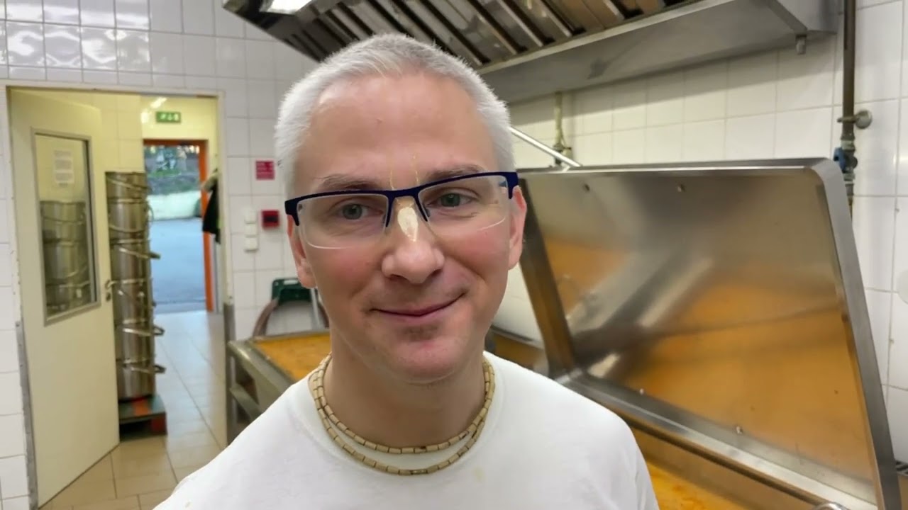 A karácsonyi ételosztás kulisszatitkai. Élő bejelentkezés 2022-12-25-én.