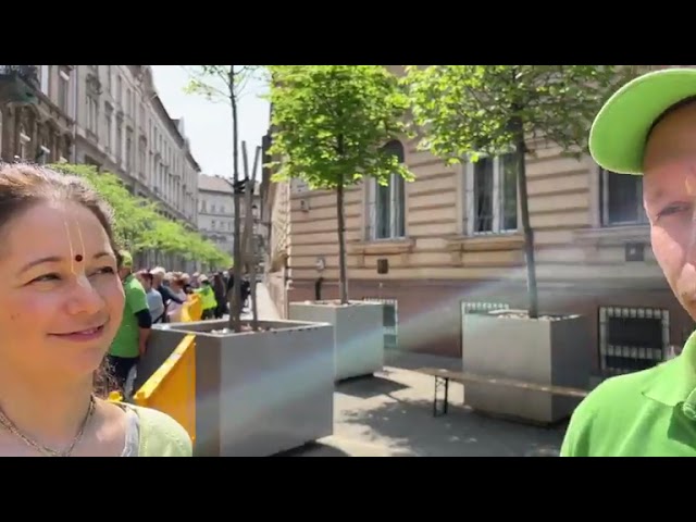 Tavaszi kiemelt ételosztás az Almássy téren.