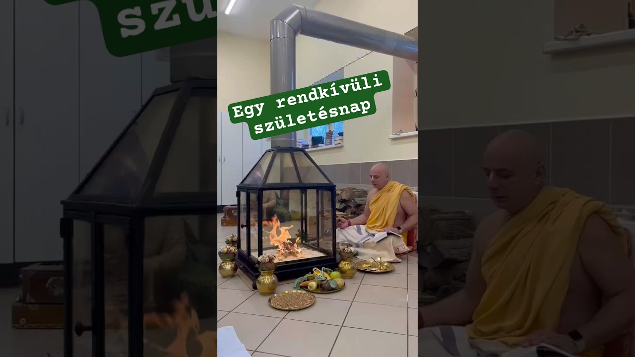 A Bhagavad-gítát 3 féléven keresztül tanítjuk. Ilyen volt a megjelenési napján tartott ünnepség.