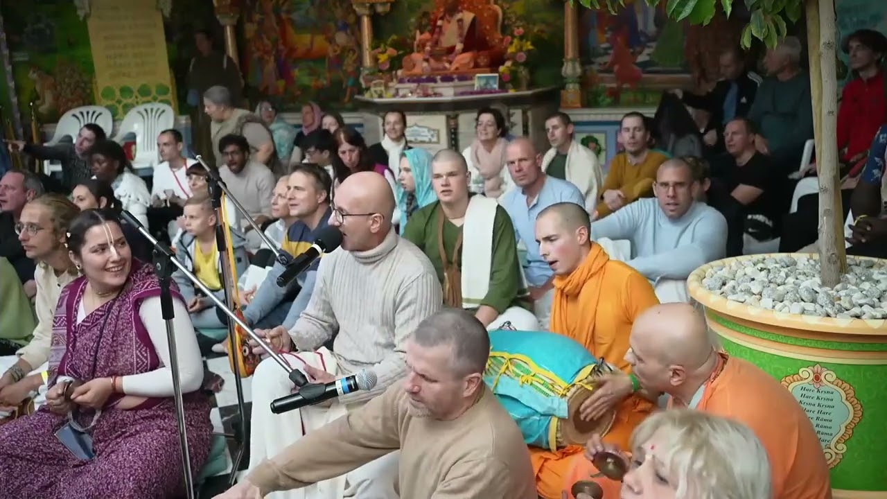 Bhoga felajánlás Govardhana puján / Bhoga offering on Govardhana puja