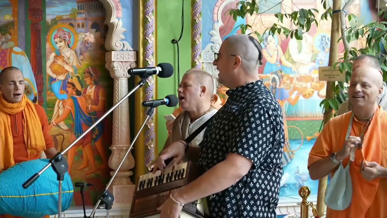 Govardhana-puja kirtan