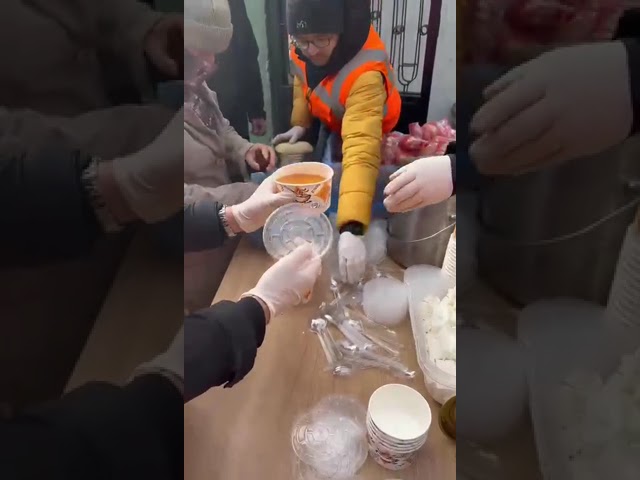 Ételosztás a törökországi túlélőknek