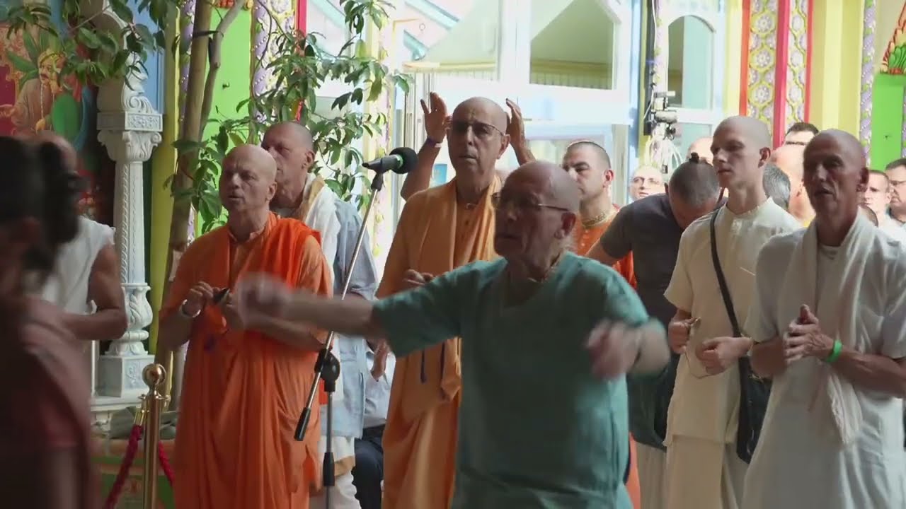 H.H. Niranjana Swami – Srila Prabhupada vyasa-puja kirtan – 2024