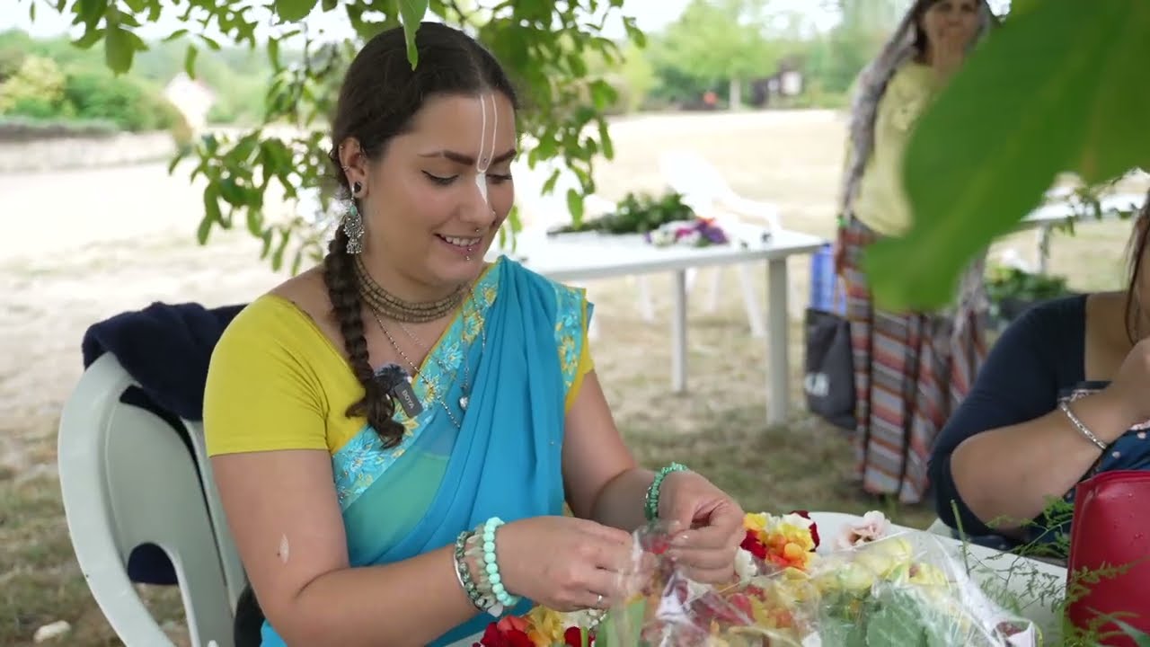 KrisnaNews: Virágdekorációk Isten szolgálatában