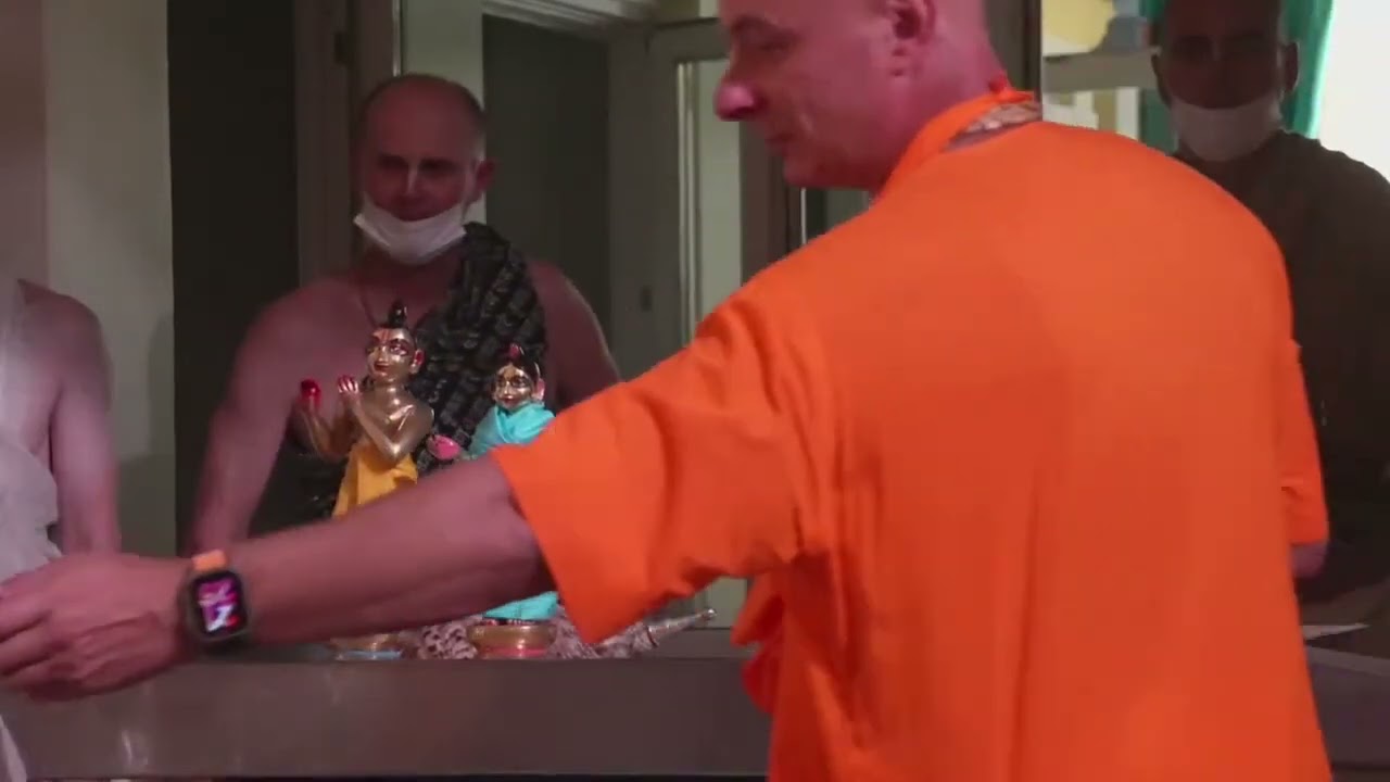 Janmastami abhisek – bhajana by Sacisuta prabhu – 2025