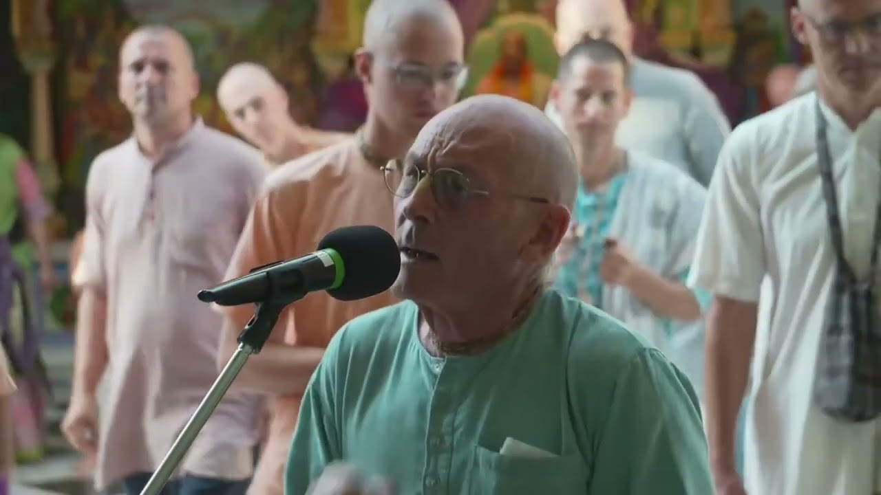 HG Adikarta prabhu – kirtan in front of Radha Syamasundara – 2025