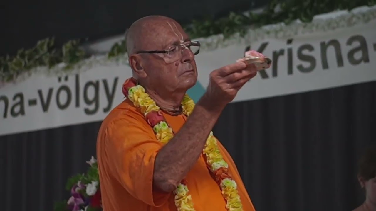Sivarama Swami performs arati to Srila Prabhupada on his vyasa-puja – 2025